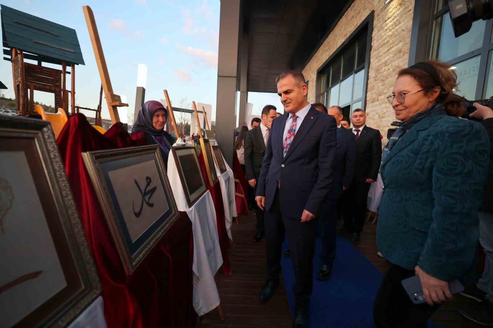 ‘Sanatın diliyle değerlerimiz, hat, tezhip, ebru’ sergisi açıldı
