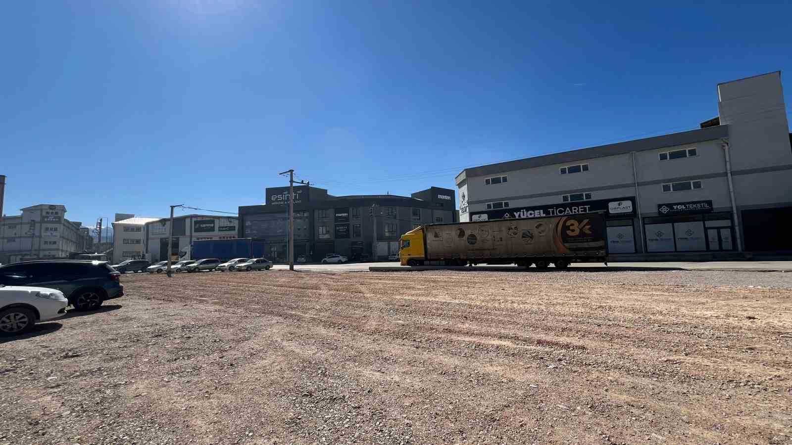 Sanayi bölgesinde otopark alanları artıyor
