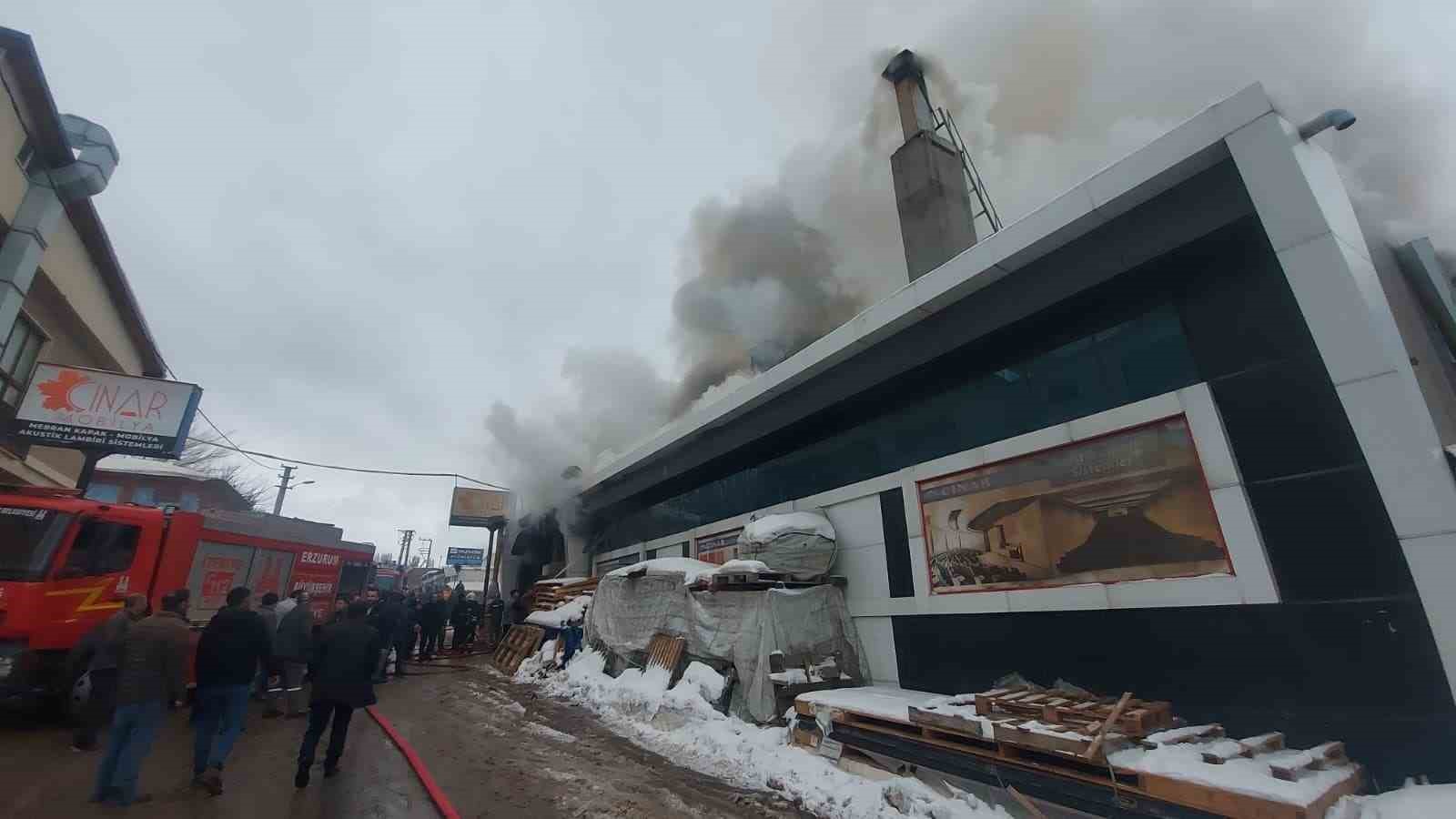 Sanayi sitesinde büyük yangın: 5 kişi hastaneye kaldırıldı
