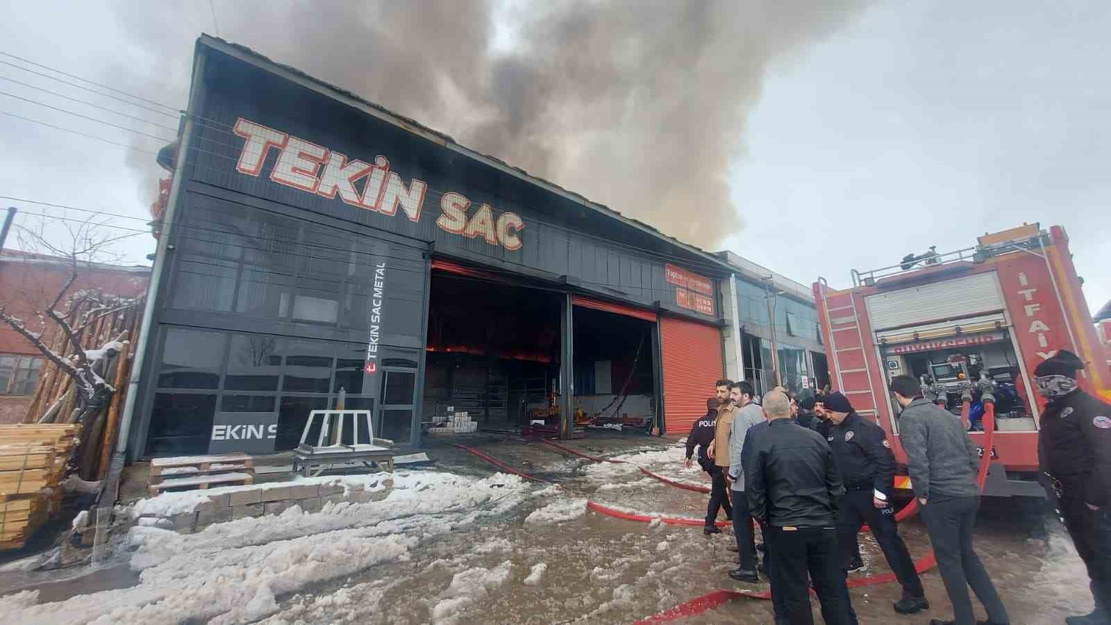 Sanayi sitesinde büyük yangın: 5 kişi hastaneye kaldırıldı
