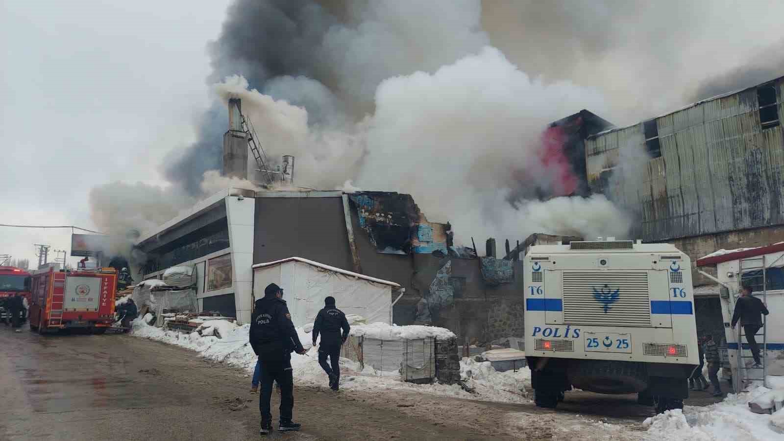 Sanayi sitesinde büyük yangın: 5 kişi hastaneye kaldırıldı
