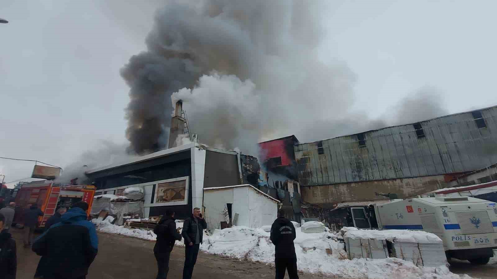 Sanayi sitesinde büyük yangın: 5 kişi hastaneye kaldırıldı
