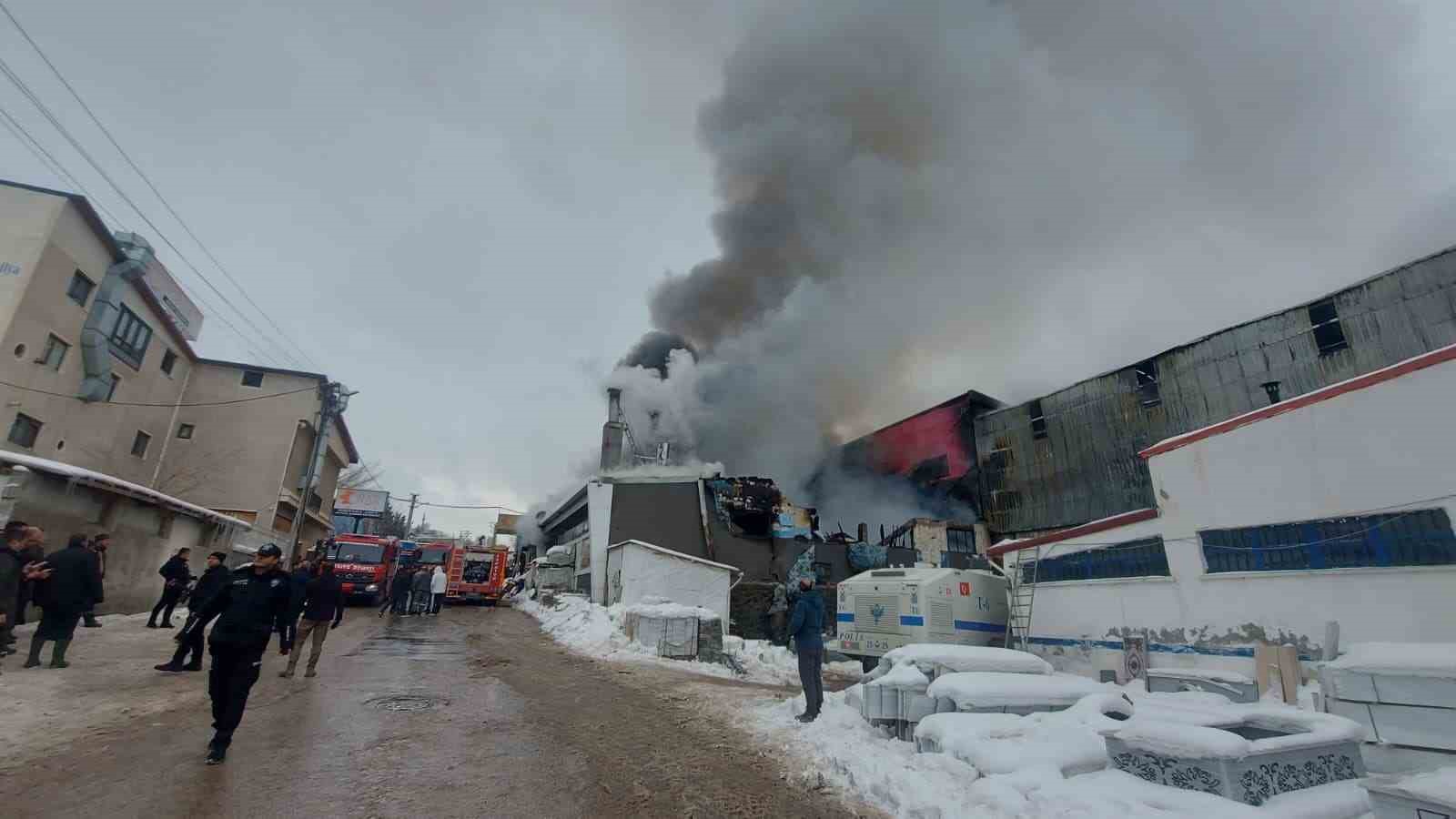 Sanayi sitesinde büyük yangın: 5 kişi hastaneye kaldırıldı
