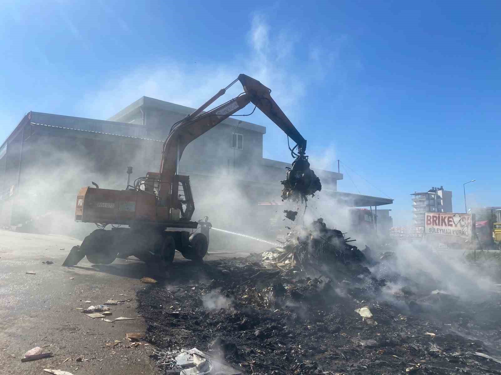 Sanayi sitesinde hurda yangını iş yerlerine sıçramadan söndürüldü
