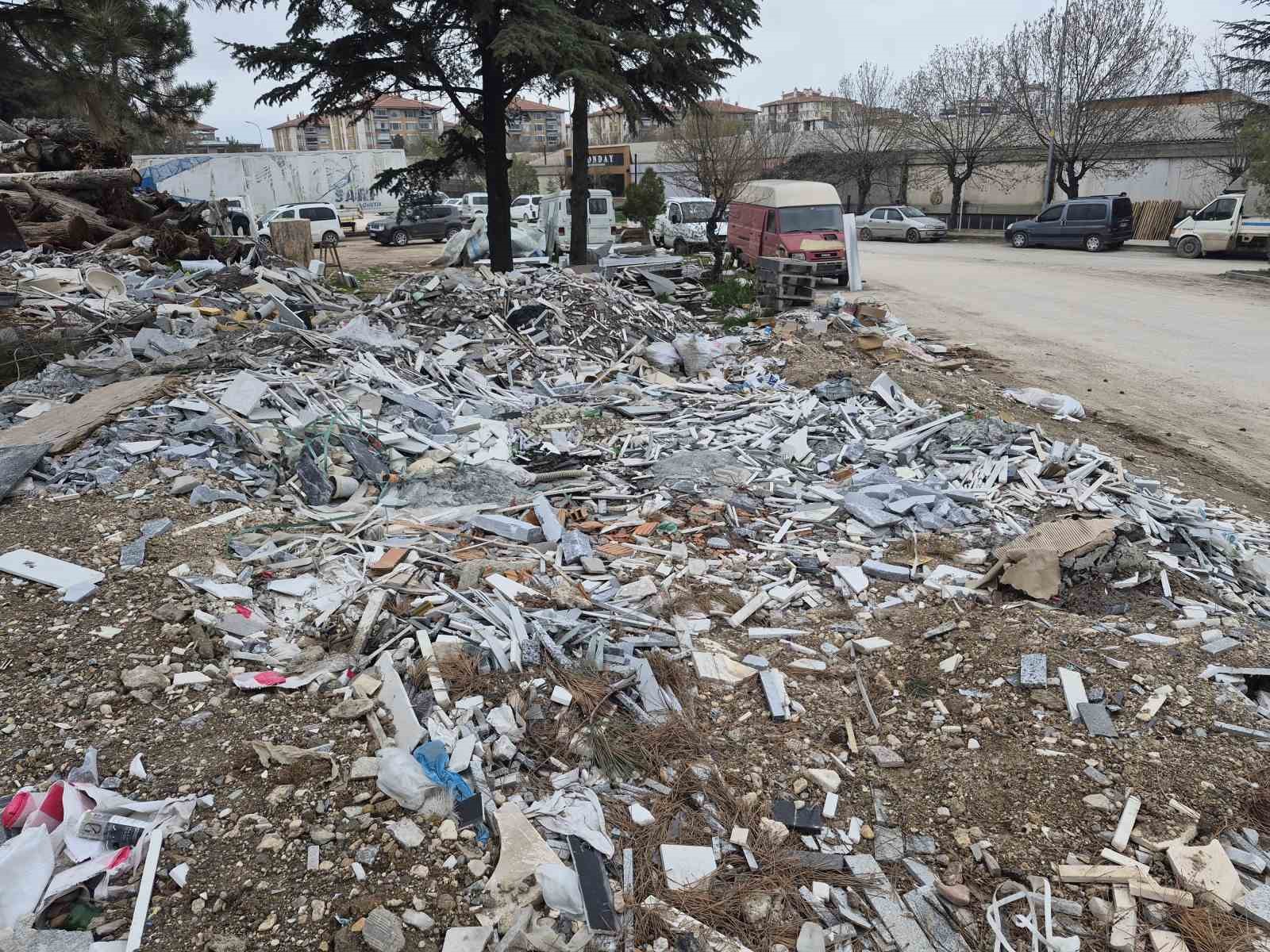 Sanayi sitesindeki boş alanlar mermer atıkları ve inşaat molozlarıyla doldu
