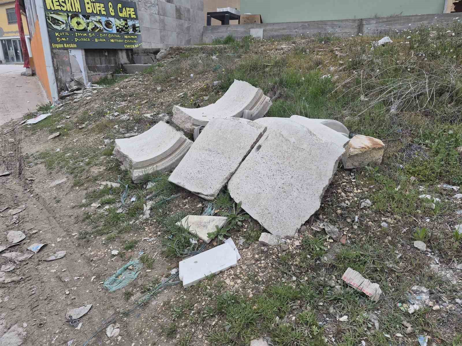 Sanayi sitesindeki boş alanlar mermer atıkları ve inşaat molozlarıyla doldu
