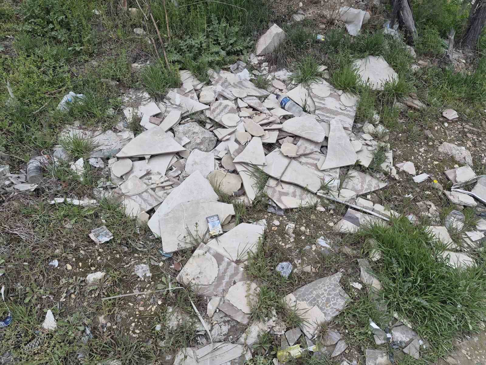 Sanayi sitesindeki boş alanlar mermer atıkları ve inşaat molozlarıyla doldu
