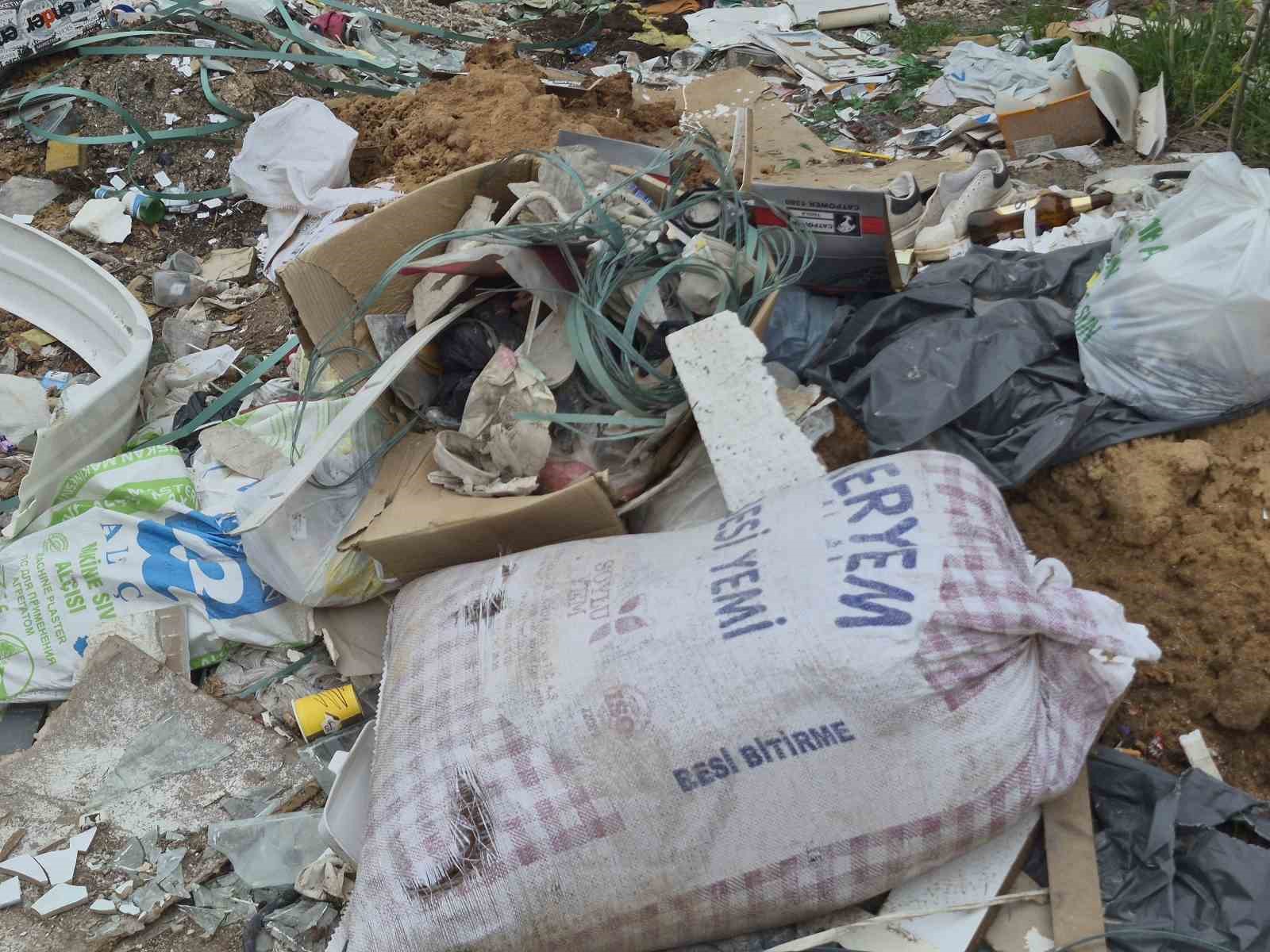 Sanayi sitesindeki boş alanlar mermer atıkları ve inşaat molozlarıyla doldu
