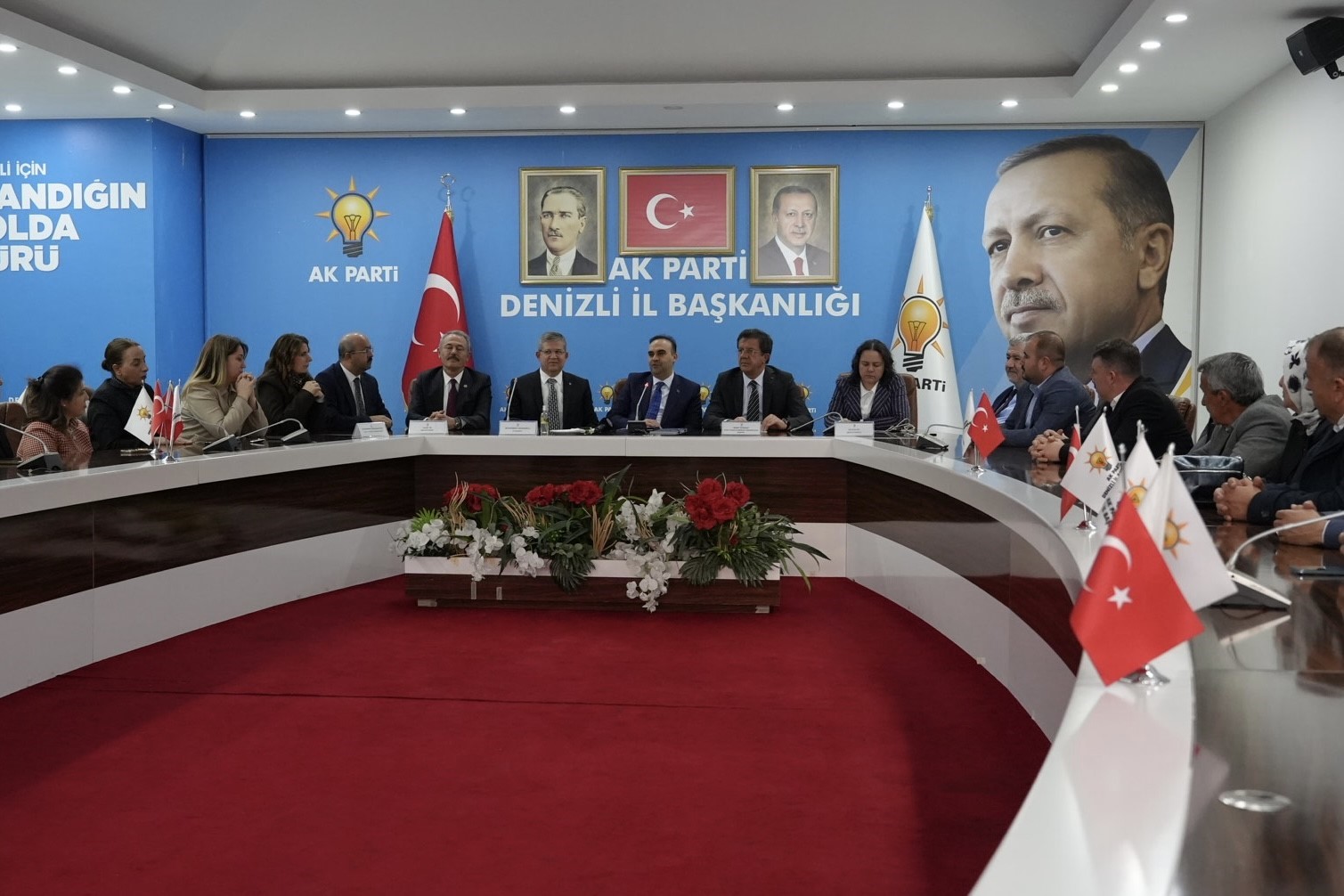 Sanayi ve Teknoloji Bakanı Mehmet Fatih Kacır Denizli partilileriyle bir araya geldi
