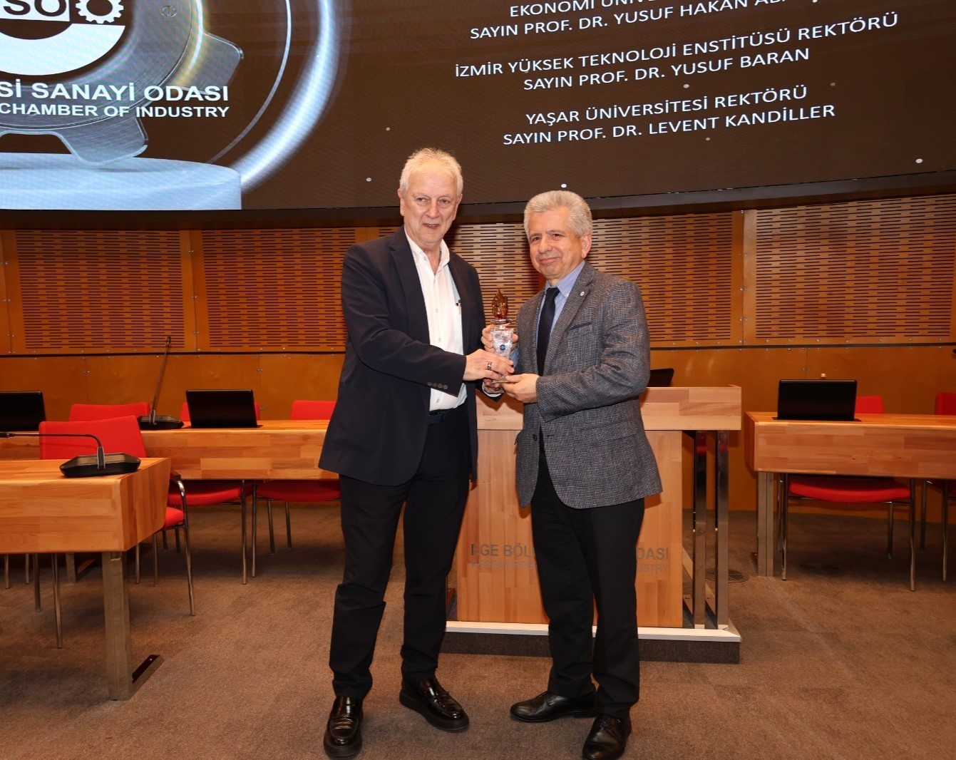 Sanayicilerden İzmir Ekonomi’ye 5 ödül
Sanayicilerden İzmir Ekonomi’ye 5 ödül