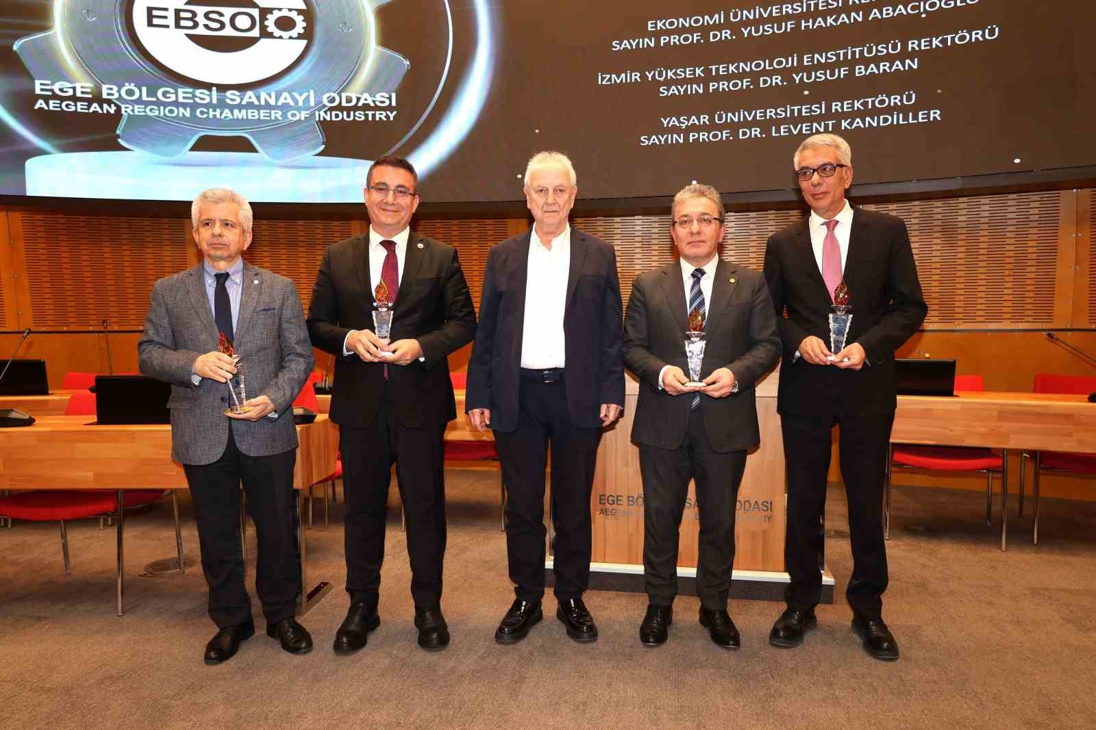 Sanayicilerden İzmir Ekonomi’ye 5 ödül
Sanayicilerden İzmir Ekonomi’ye 5 ödül