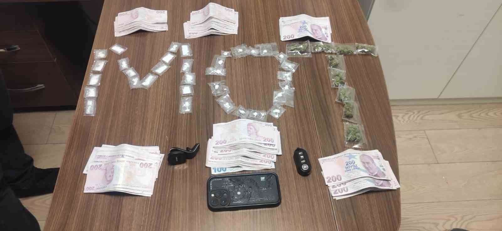 Sancaktepe polisi mıknatıslı gizli bölmede uyuşturucu ele geçirdi
Sancaktepe polisi mıknatıslı gizli bölmede uyuşturucu ele geçirdi