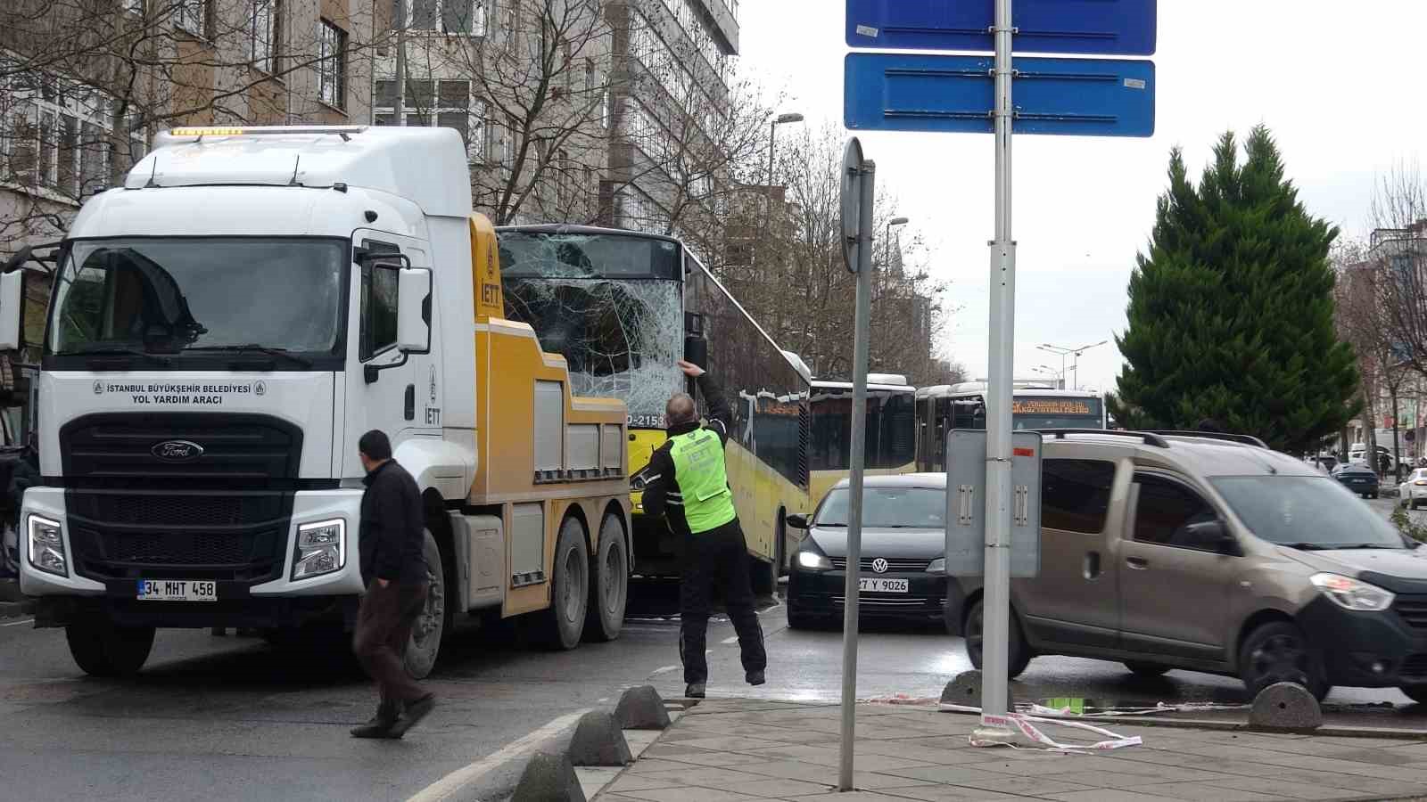 Sancaktepe’de İETT otobüsleri zincirleme kazaya karıştı: 3 kişi yaralandı
