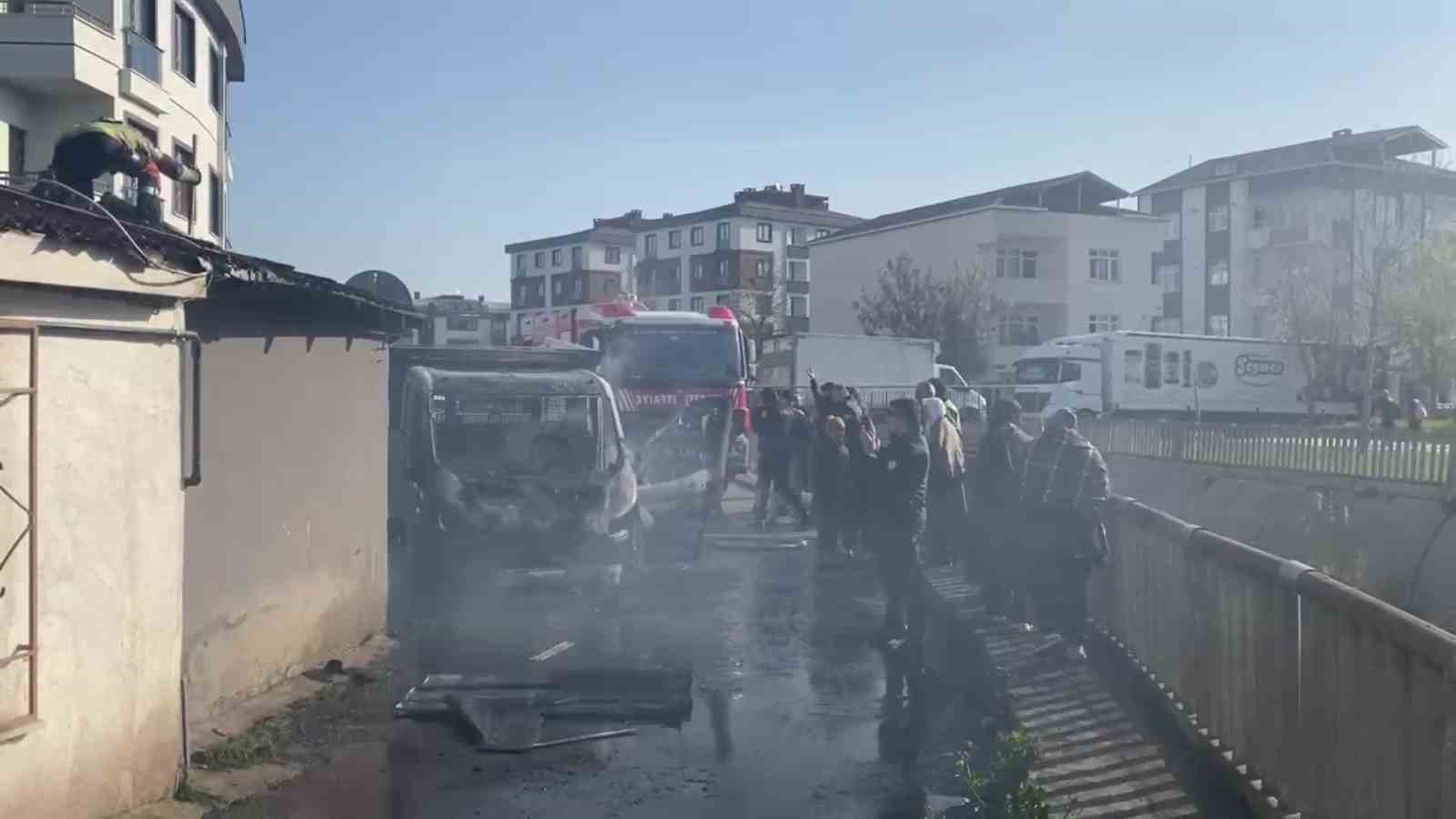 Sancaktepe’de kamyonet alev alev yandı
