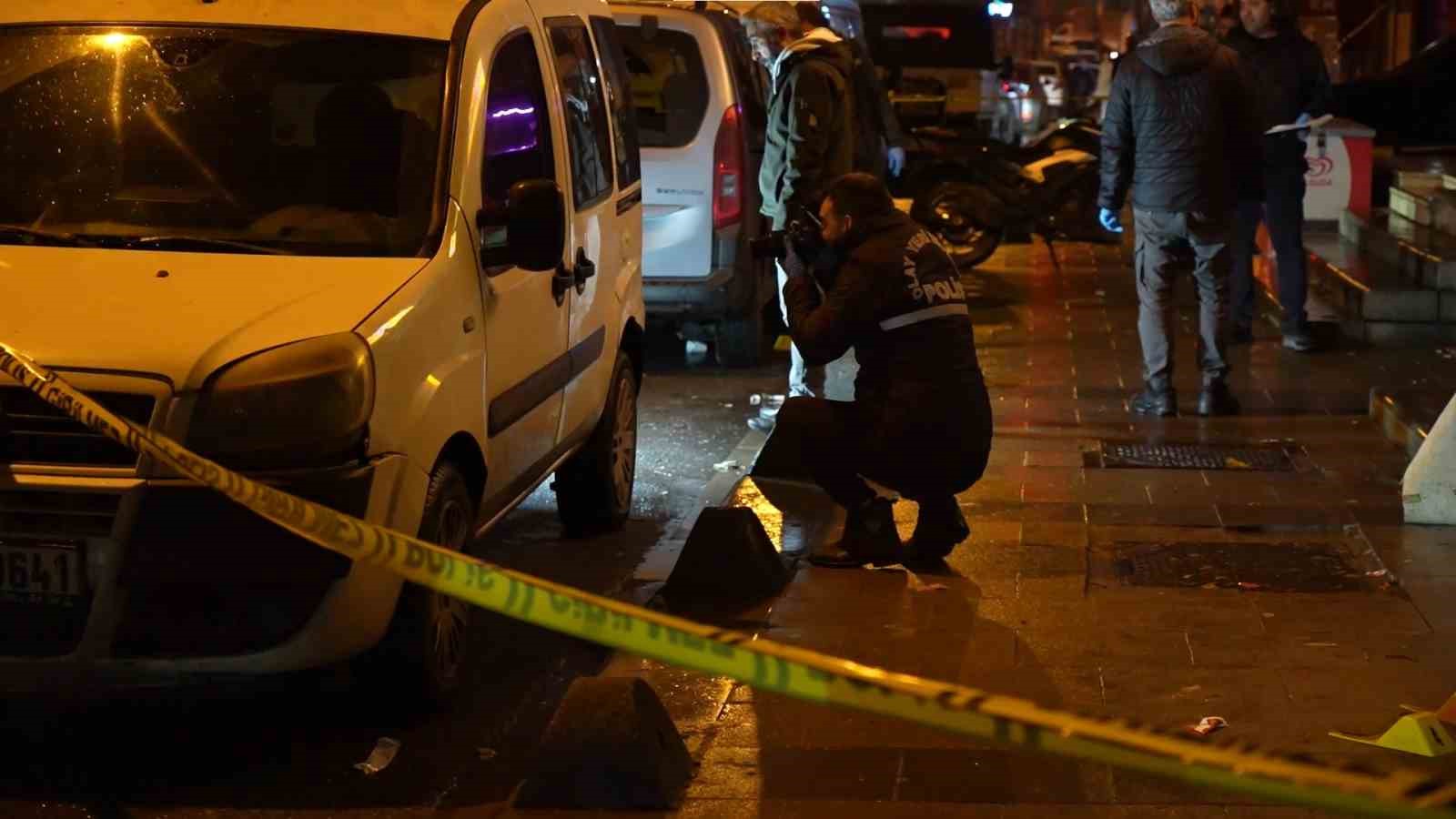 Sancaktepe’de seyir halindeki otomobilden silahlı saldırı: 1 yaralı
