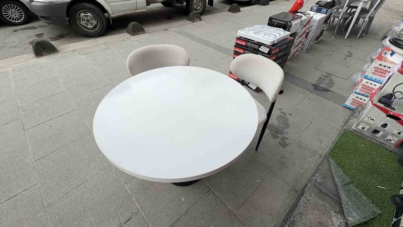 Sandalyesi çalınan mobilyacıdan hırsıza sitem: "Abla takımı bozdun, kalanı da gel al"
