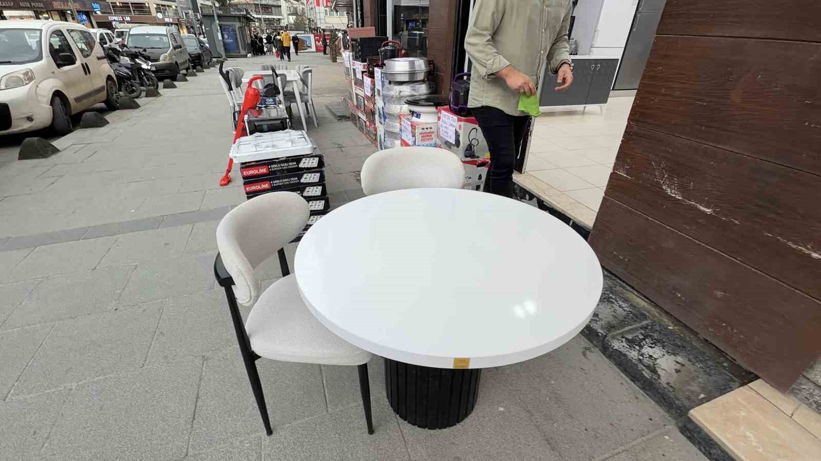 Sandalyesi çalınan mobilyacıdan hırsıza sitem: "Abla takımı bozdun, kalanı da gel al"
