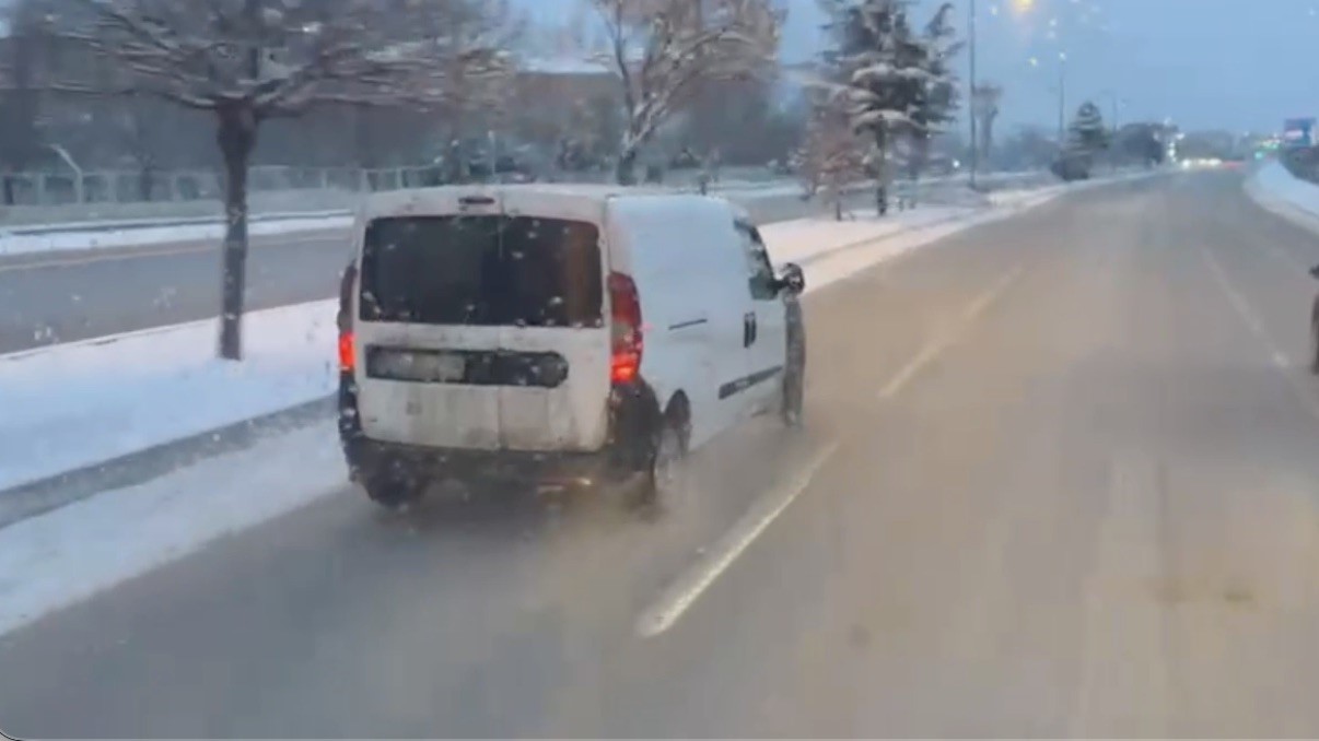 Saniyelerle yarışan itfaiyeye aracına yol vermedi
