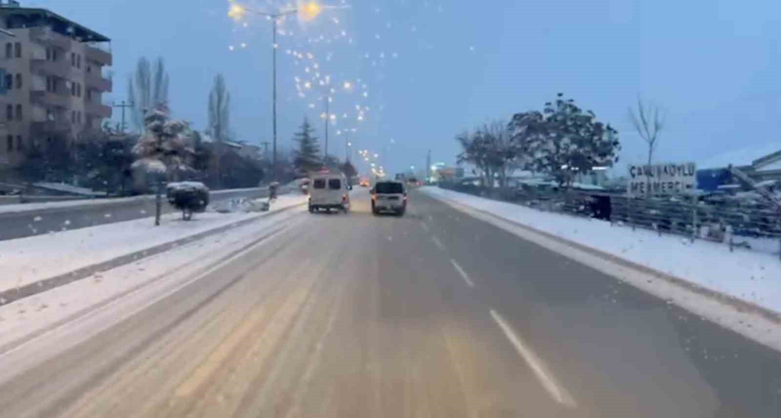 Saniyelerle yarışan itfaiyeye aracına yol vermedi
