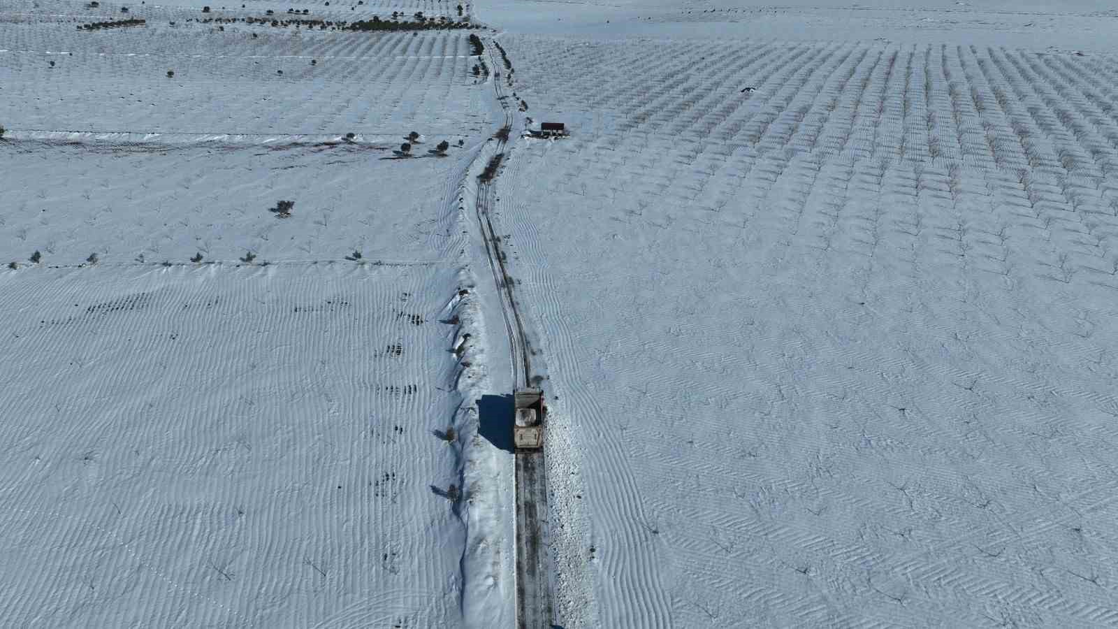 Şanlıurfa kırsalındaki yollar ulaşıma açıldı
Şanlıurfa kırsalındaki yollar ulaşıma açıldı