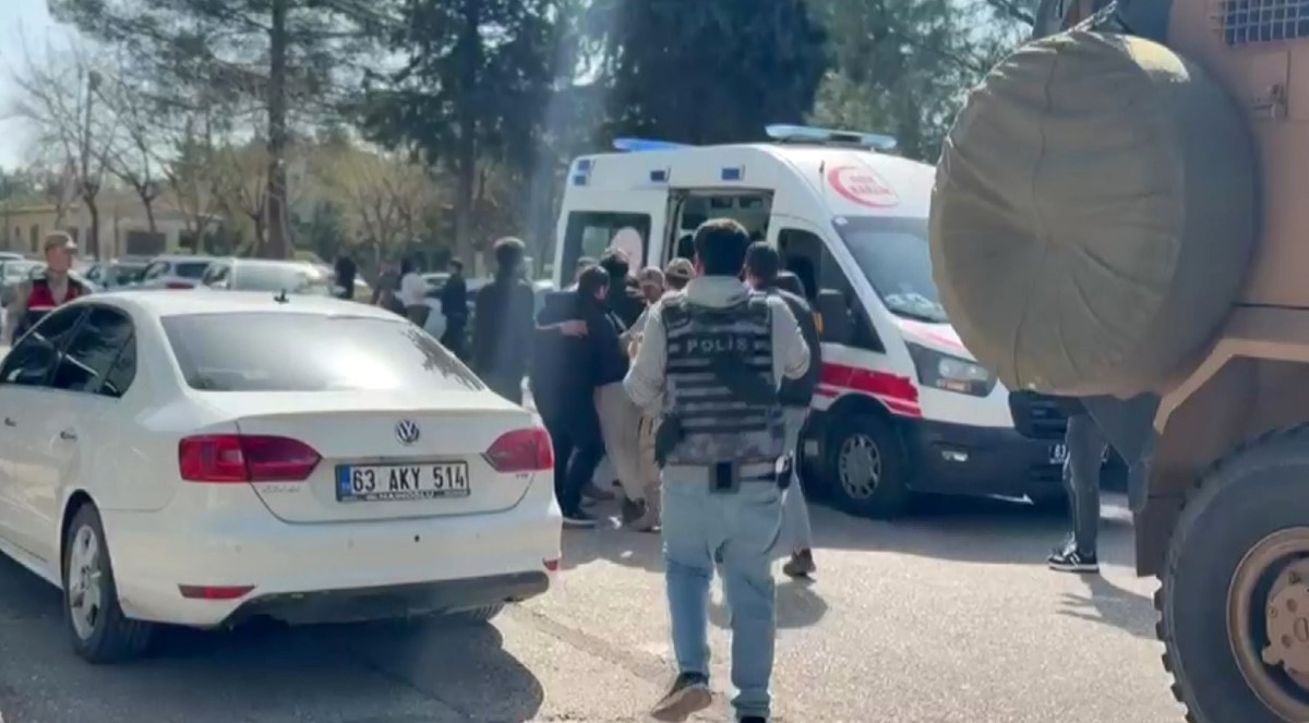 Şanlıurfa’da 13 öğrencinin yaralandığı saldırıyı görgü tanığı anlattı
Şanlıurfa’da 13 öğrencinin yaralandığı saldırıyı görgü tanığı anlattı