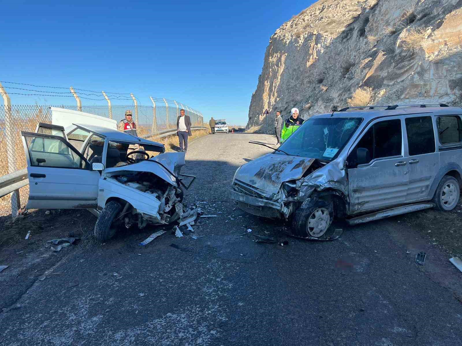 Şanlıurfa’da 2 araç çarpıştı: 3 yaralı
