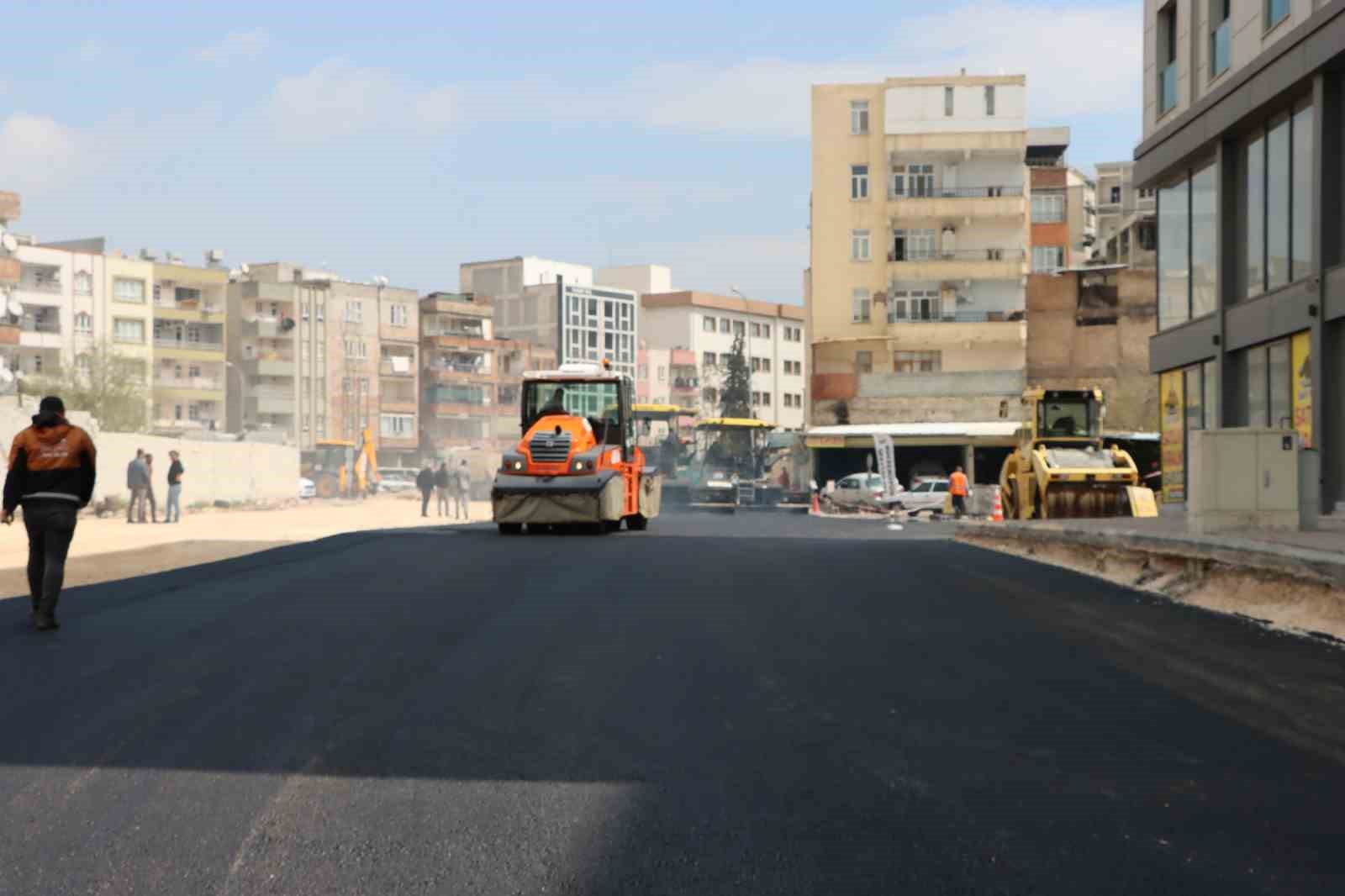 Şanlıurfa’da 25 metrelik yol projesinde asfalt çalışmaları başladı
