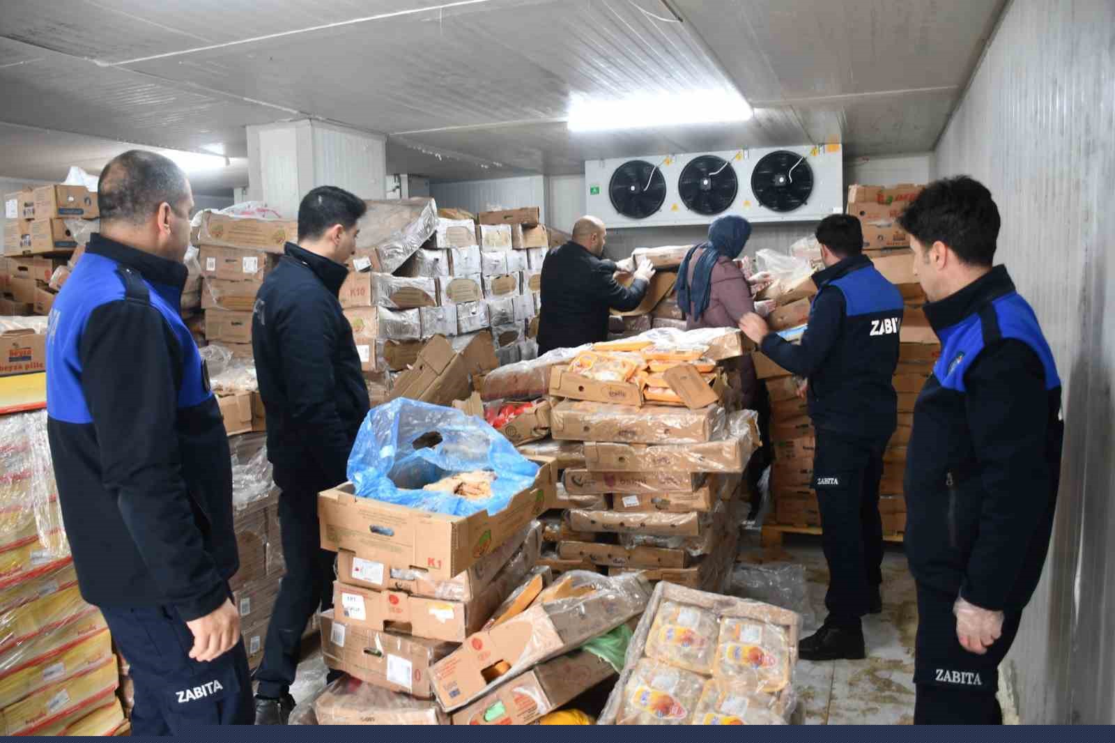 Şanlıurfa’da 50 ton bozuk tavuk ele geçirildi
