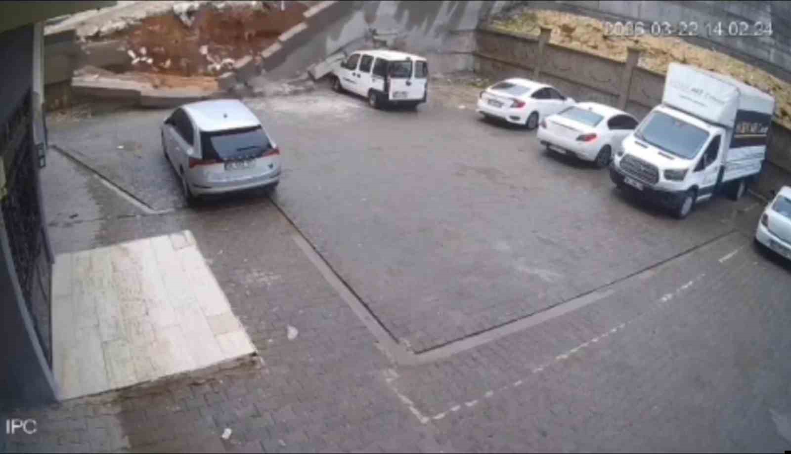 Şanlıurfa’da aşırı yağış istinat duvarını yıktı: O anlar kamerada
