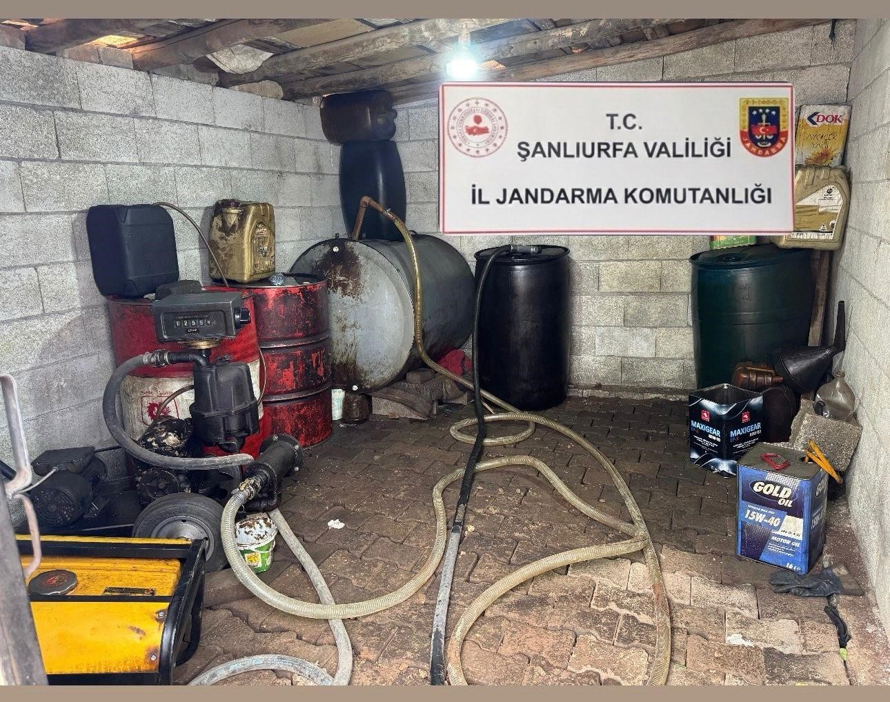 Şanlıurfa’da bin 250 litre kaçak akaryakıt ele geçirildi
Şanlıurfa’da bin 250 litre kaçak akaryakıt ele geçirildi