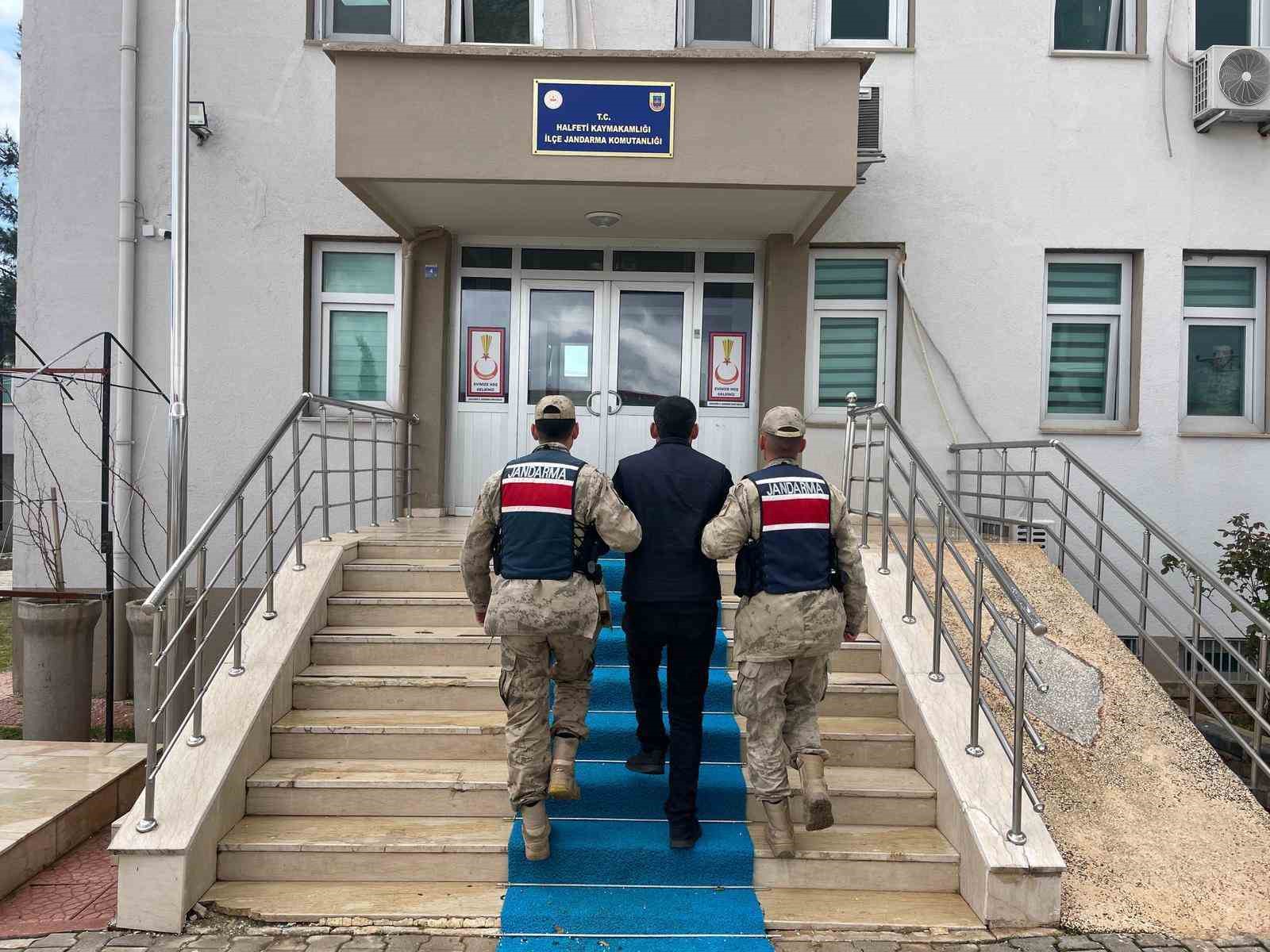 Şanlıurfa’da çeşitli suçlardan aranan 4 hükümlü yakalandı
Şanlıurfa’da çeşitli suçlardan aranan 4 hükümlü yakalandı