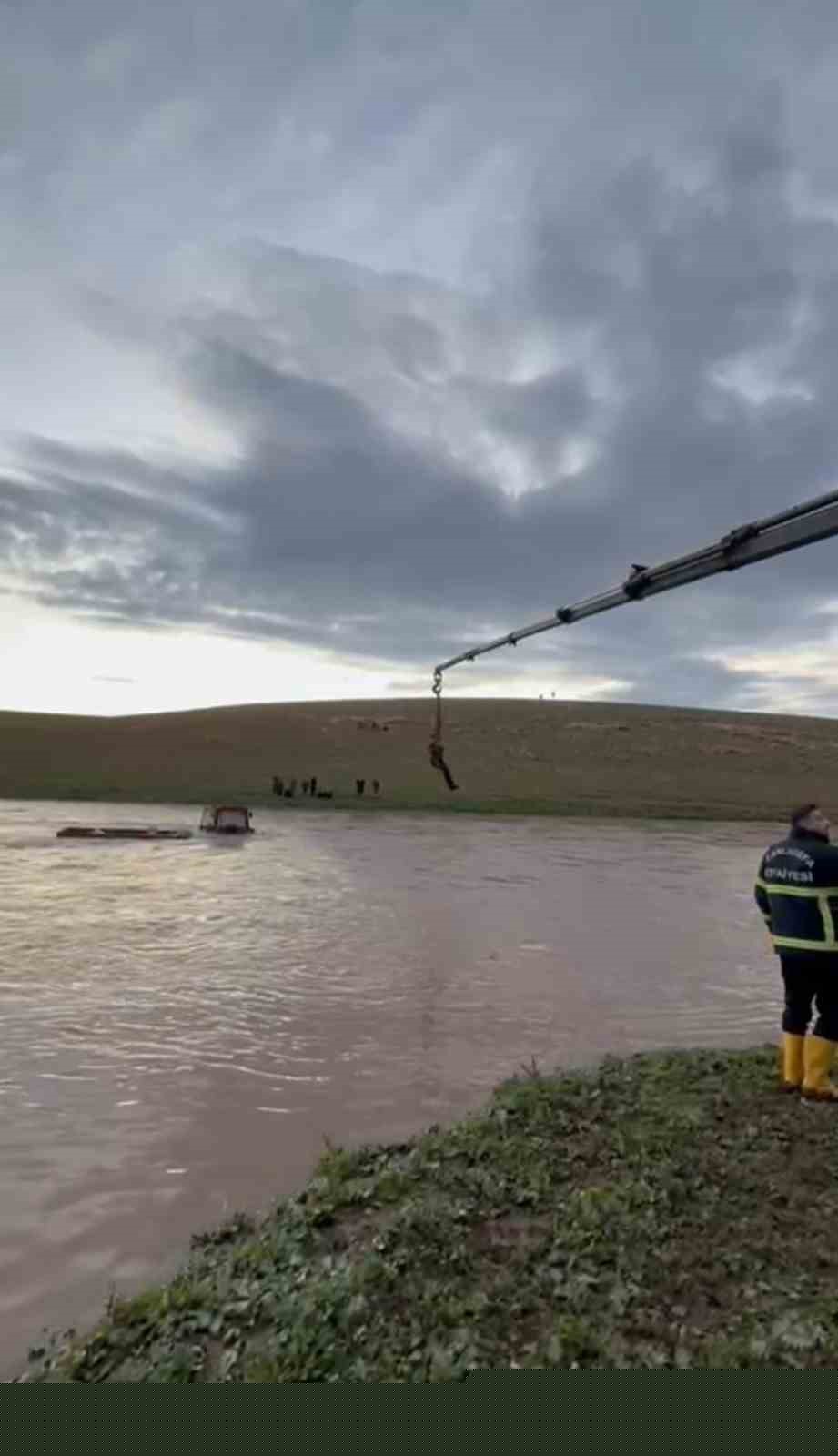 Şanlıurfa’da dere sularına kapılan traktör sürücüsü vinçle kurtarıldı
