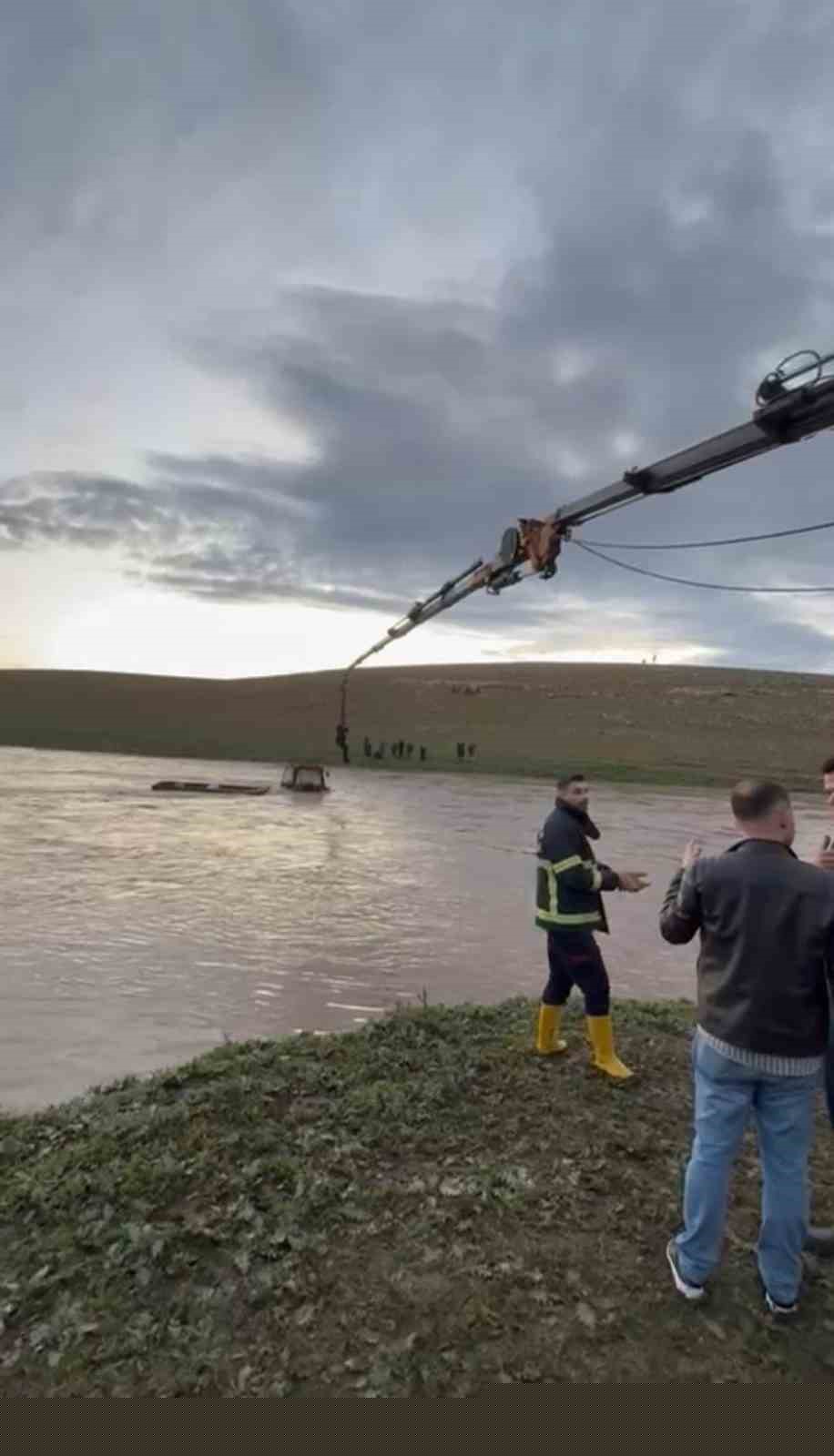 Şanlıurfa’da dere sularına kapılan traktör sürücüsü vinçle kurtarıldı

