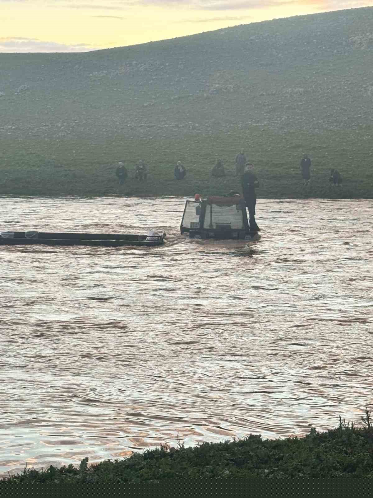 Şanlıurfa’da dere sularına kapılan traktör sürücüsü vinçle kurtarıldı
