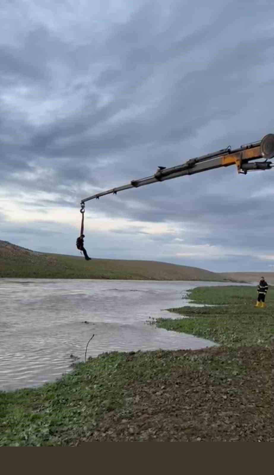 Şanlıurfa’da dere sularına kapılan traktör sürücüsü vinçle kurtarıldı
