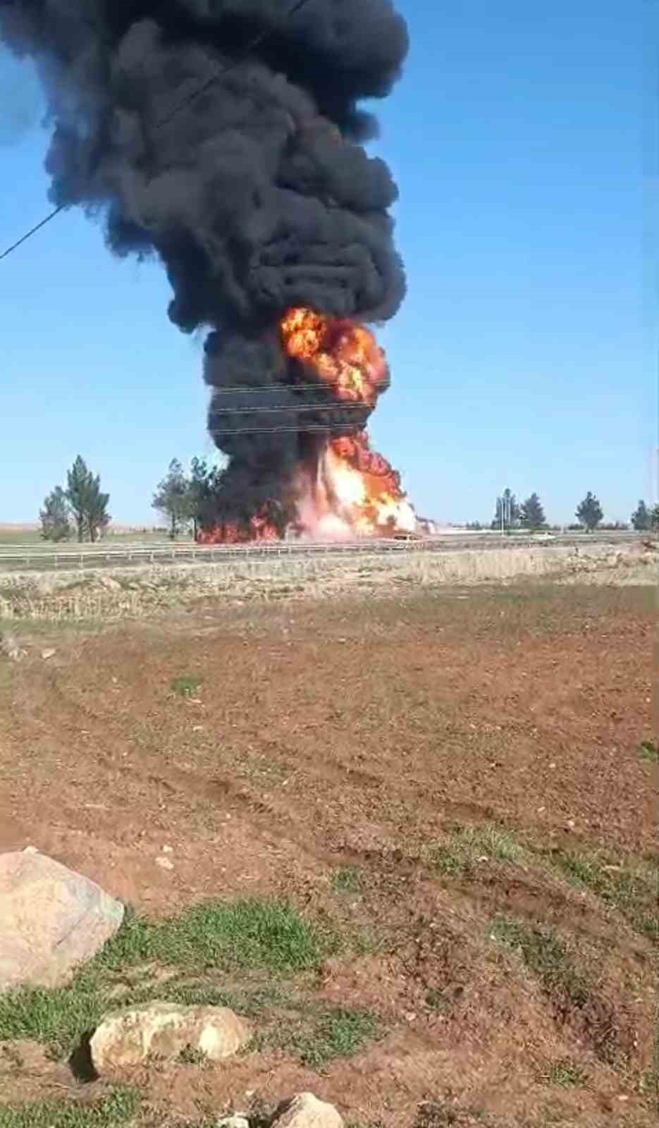 Şanlıurfa’da devrilen yakıt yüklü tır alev topuna döndü: 1 yaralı
