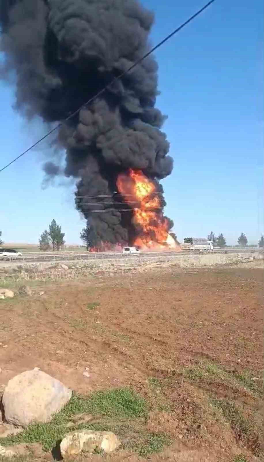 Şanlıurfa’da devrilen yakıt yüklü tır alev topuna döndü: 1 yaralı
