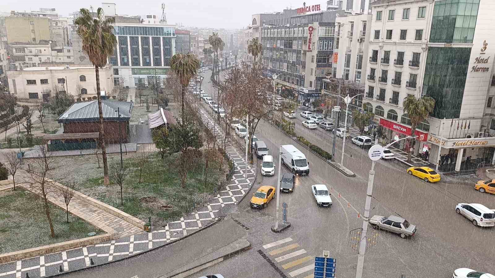 Şanlıurfa’da dolu yağışı sürücülere zor anlar yaşattı
