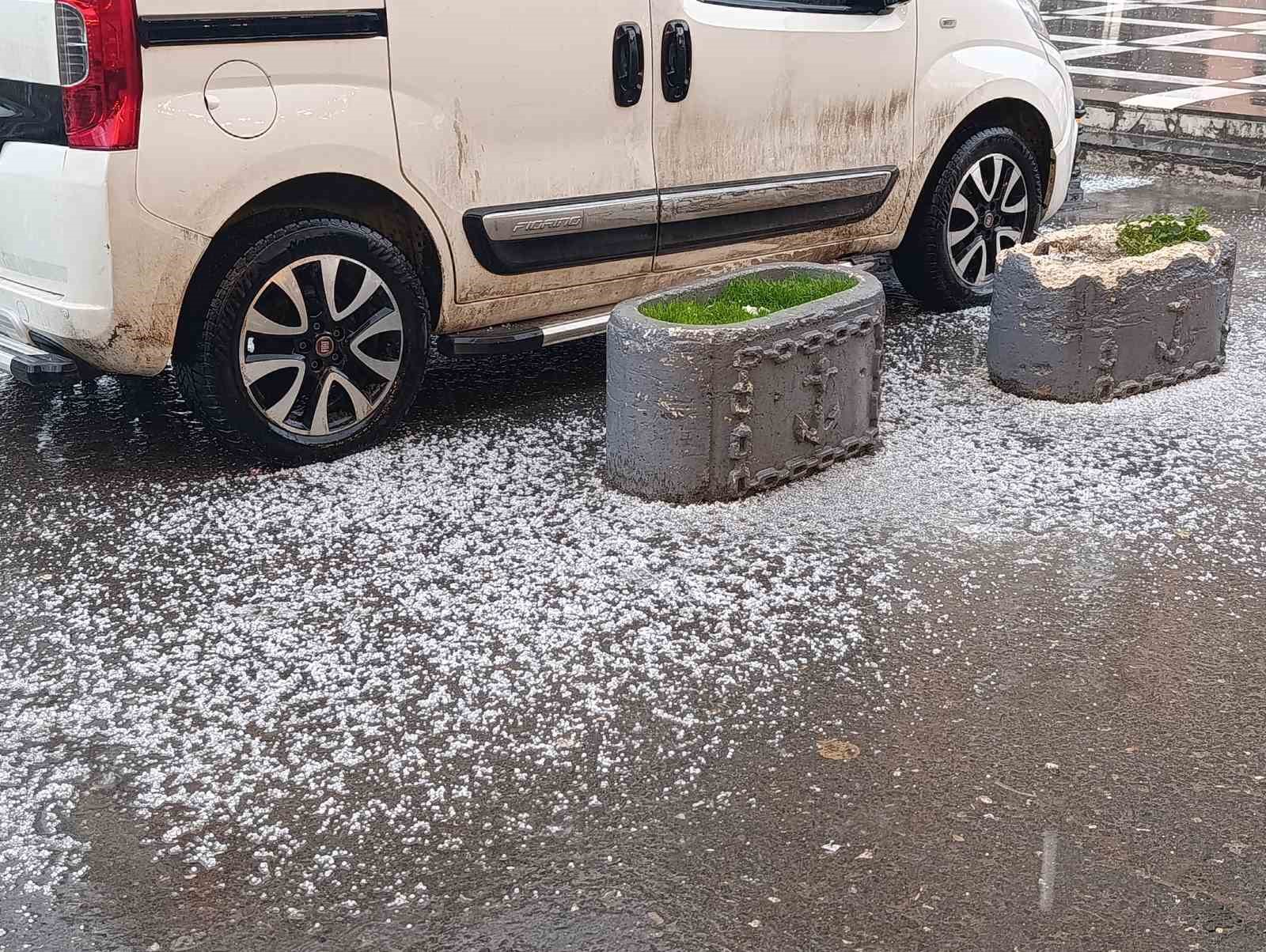 Şanlıurfa’da dolu yağışı sürücülere zor anlar yaşattı
