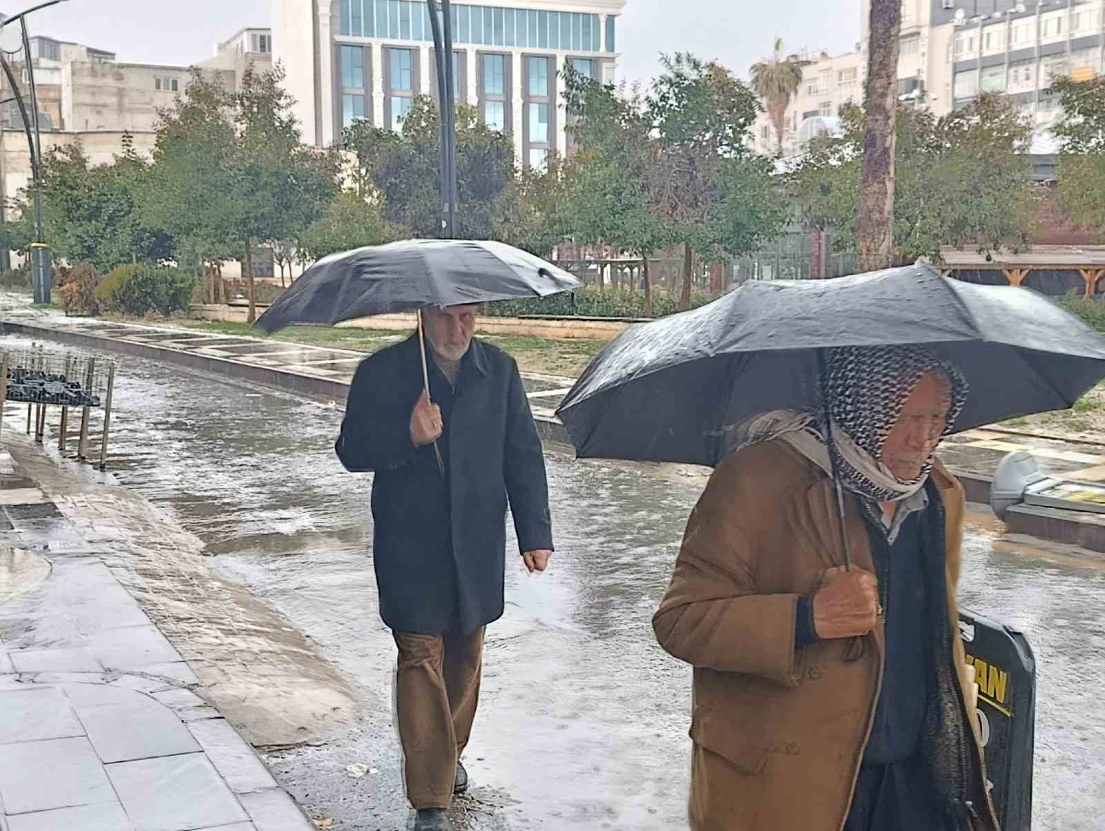 Şanlıurfa’da dolu yağışı sürücülere zor anlar yaşattı

