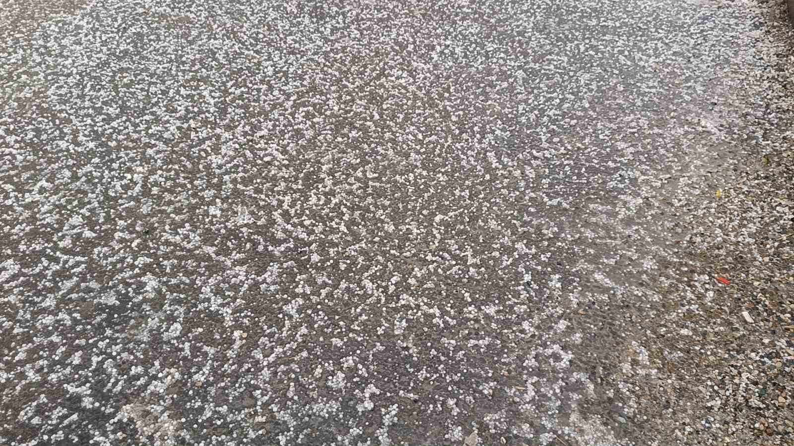 Şanlıurfa’da dolu yağışı sürücülere zor anlar yaşattı
