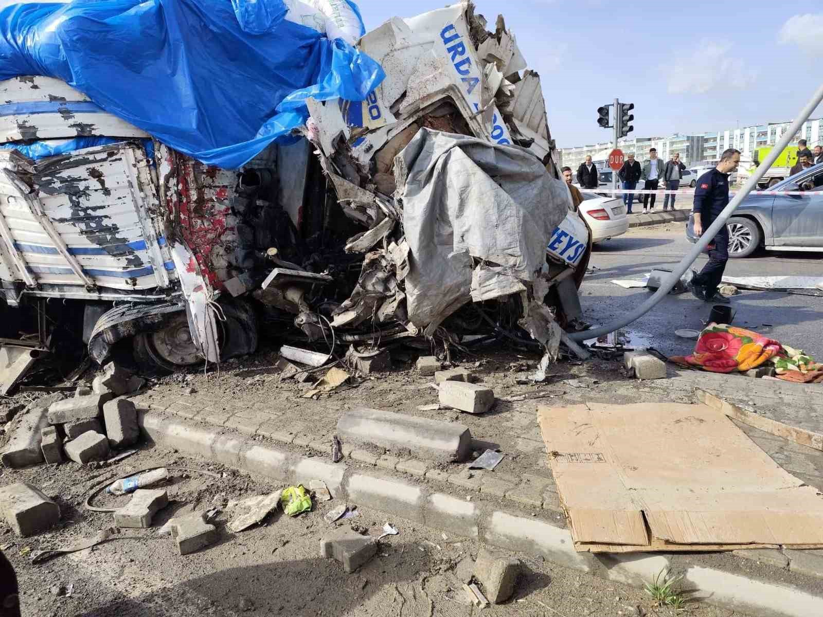 Şanlıurfa’da freni patlayan kamyon araçların arasına daldı: 1 ölü, 3 yaralı
Şanlıurfa’da freni patlayan kamyon araçların arasına daldı: 1 ölü, 3 yaralı