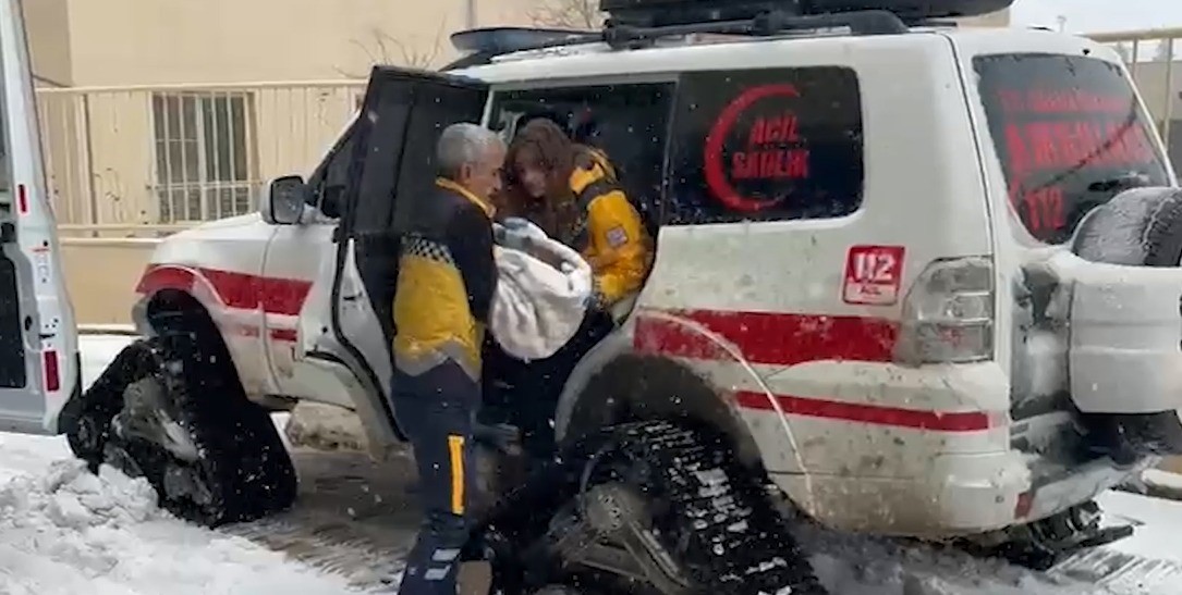 Şanlıurfa’da hastalar paletli ambulanslarla hastaneye ulaştırıldı

