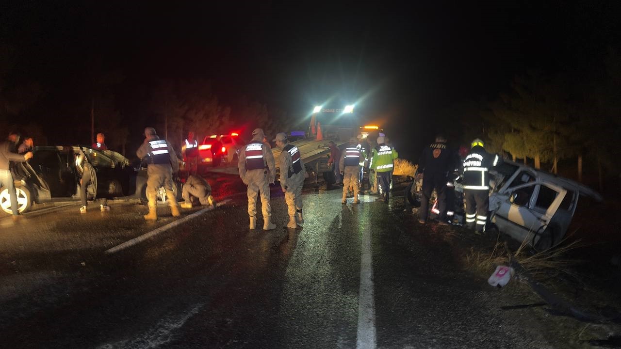 Şanlıurfa’da iki araç kafa kafaya çarpıştı: 7 yaralı
Şanlıurfa’da iki araç kafa kafaya çarpıştı: 7 yaralı