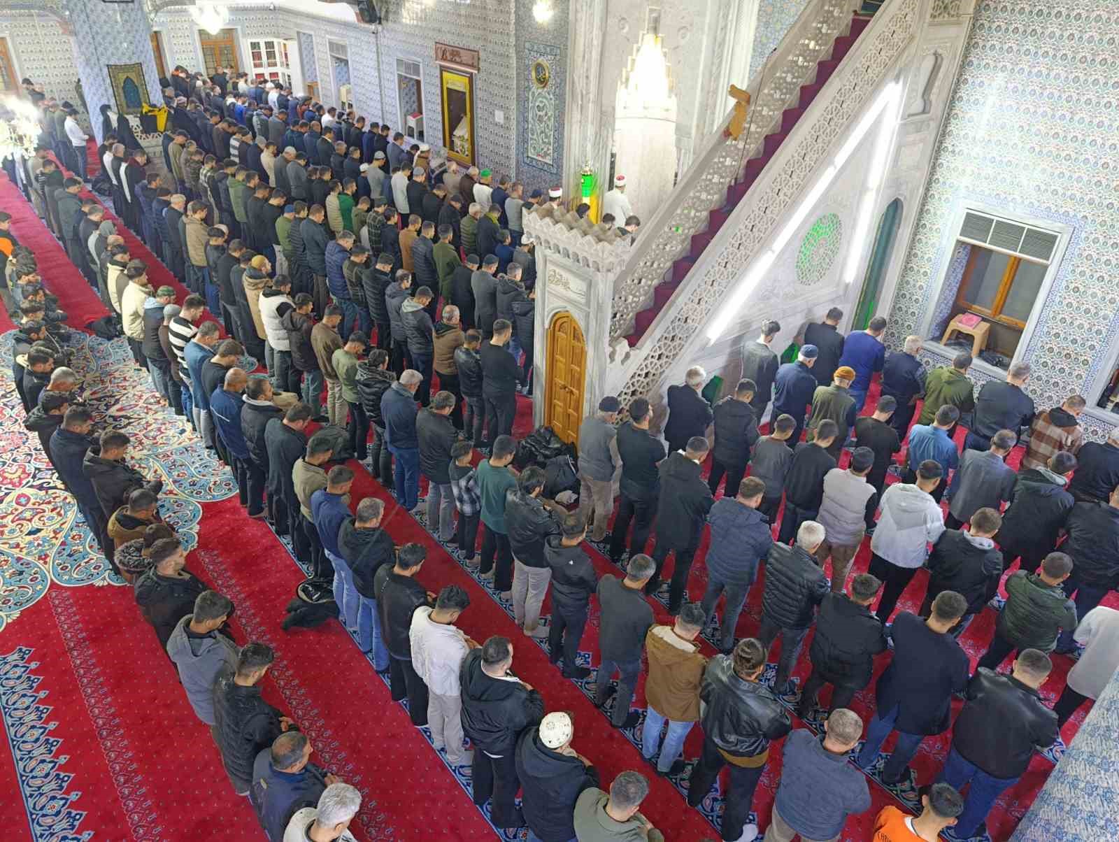 Şanlıurfa’da ilk teravih namazı kılındı
