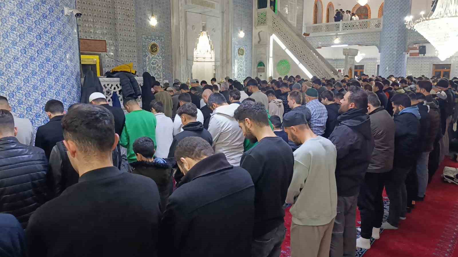 Şanlıurfa’da ilk teravih namazı kılındı
