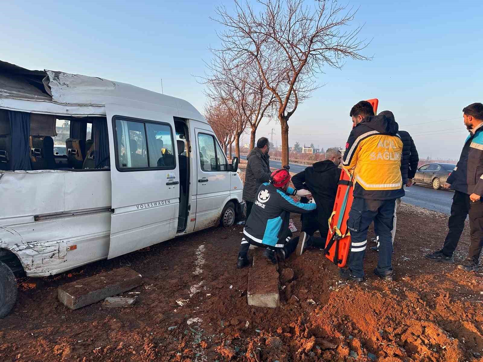 Şanlıurfa’da işçi servisi ağaca çarptı: 7 yaralı

