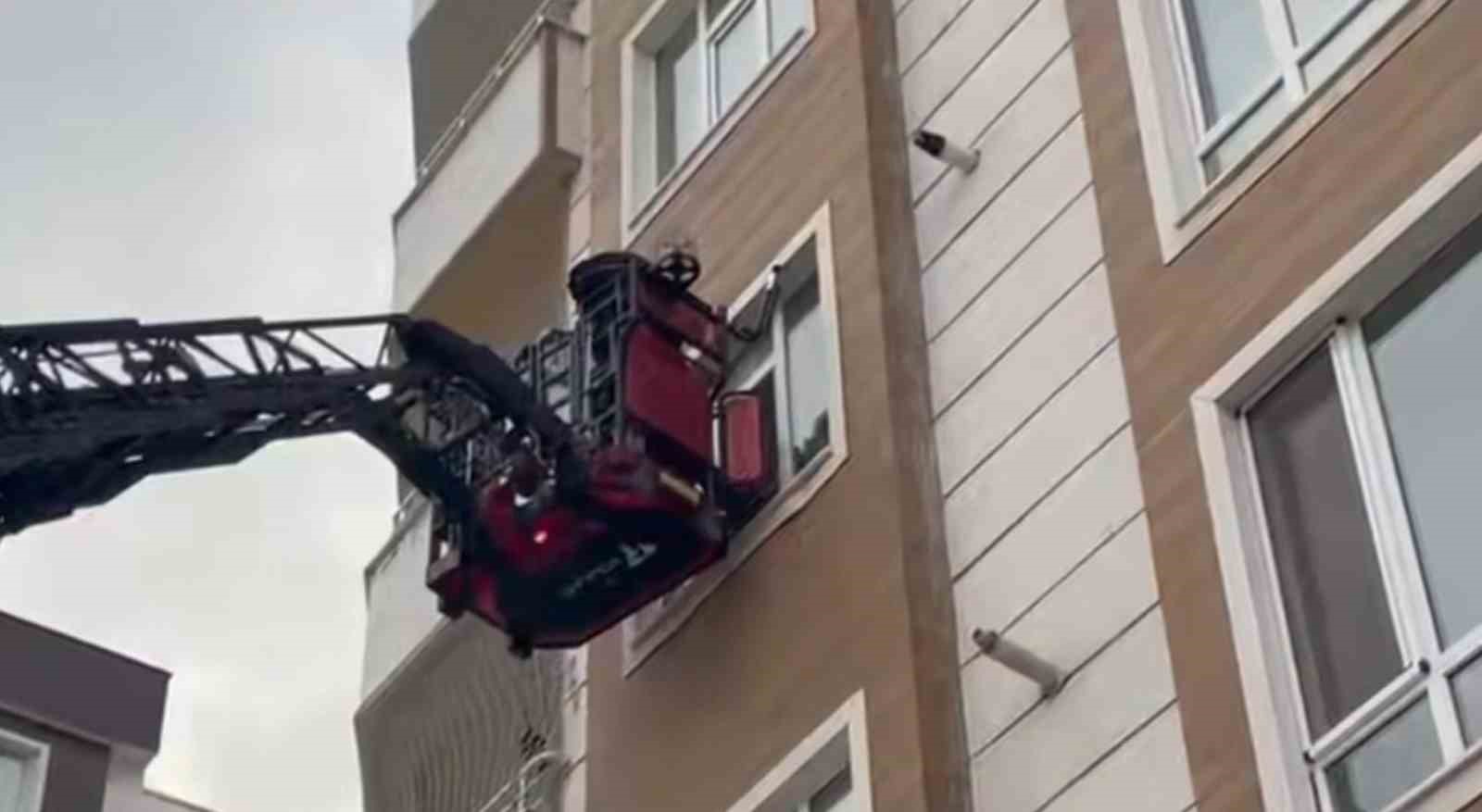 Şanlıurfa’da istinat duvarı çöktü: Binada mahsur kalanlar kurtarıldı
