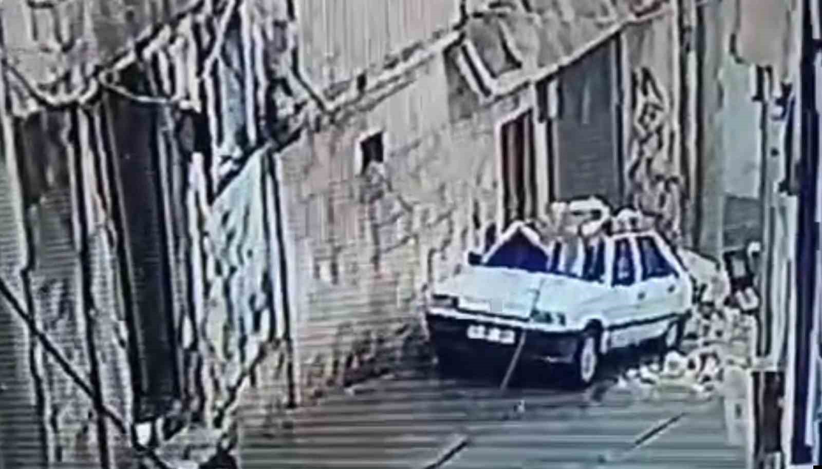 Şanlıurfa’da istinat duvarı otomobil üzerine devrildi
