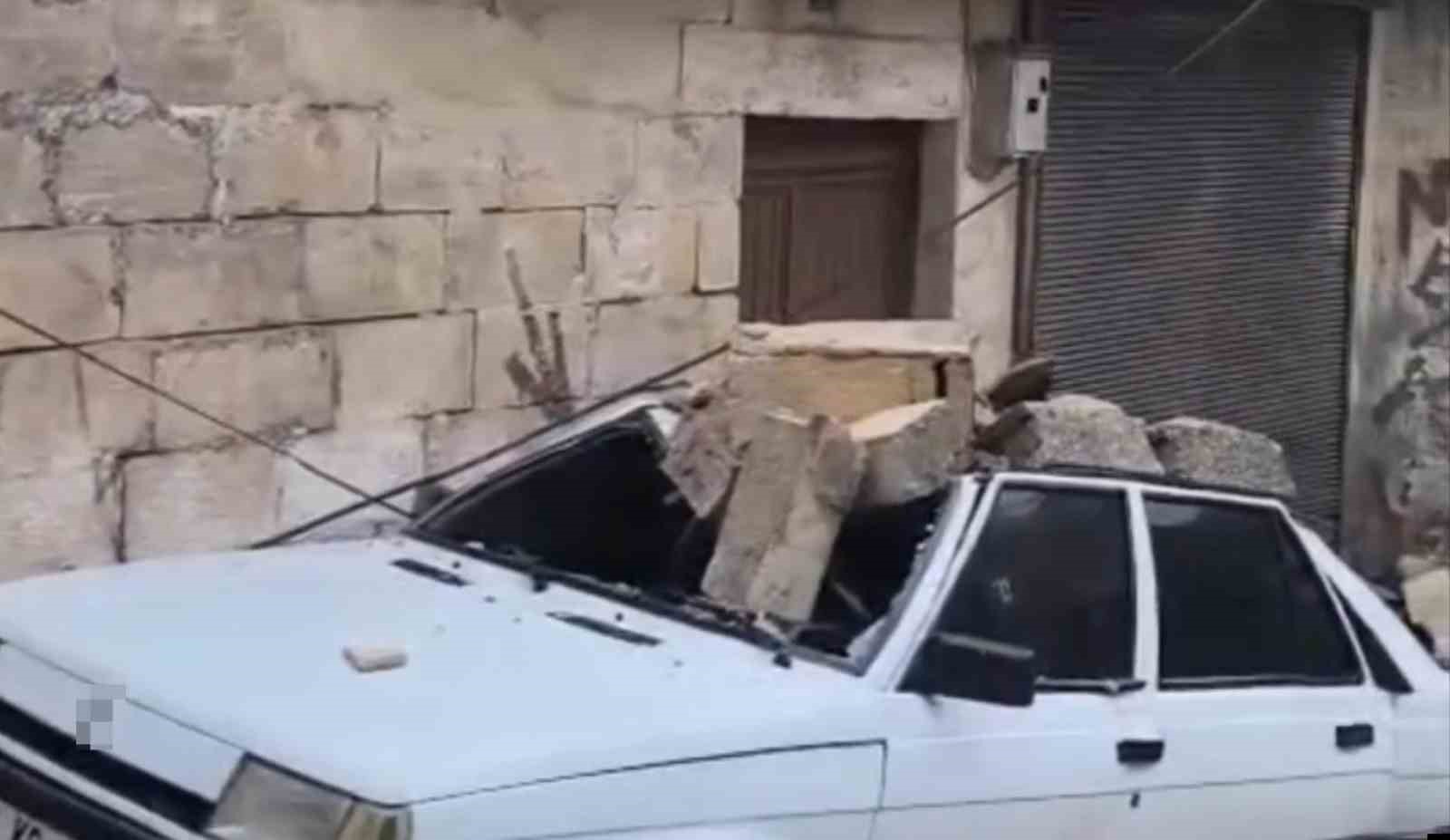 Şanlıurfa’da istinat duvarı otomobil üzerine devrildi
